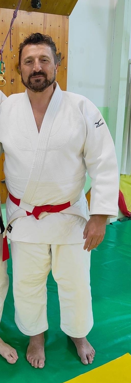 Claudio Mohedano, CEO de Neurosport, con judogi y cinturón blanco-rojo
