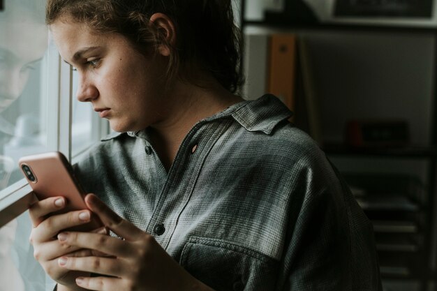 Adolescente preocupada por mensajes en redes sociales
