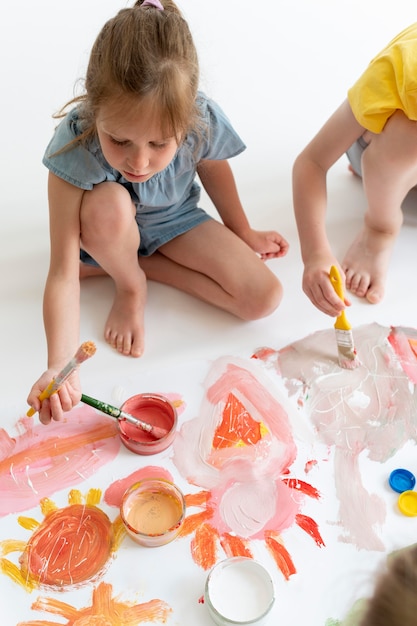 Niños pintando juntos