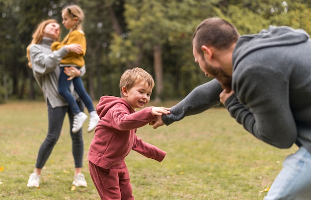 Padres jugando con sus hijos en el parque